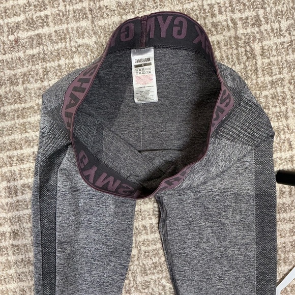 Gymshark Black Tee with Gray and Green Leggings Sz Sm - Picture 7 of 8